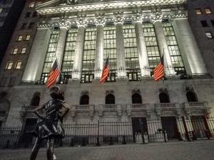 Stocks Finish Sharply Lower as Tech Stocks Slump