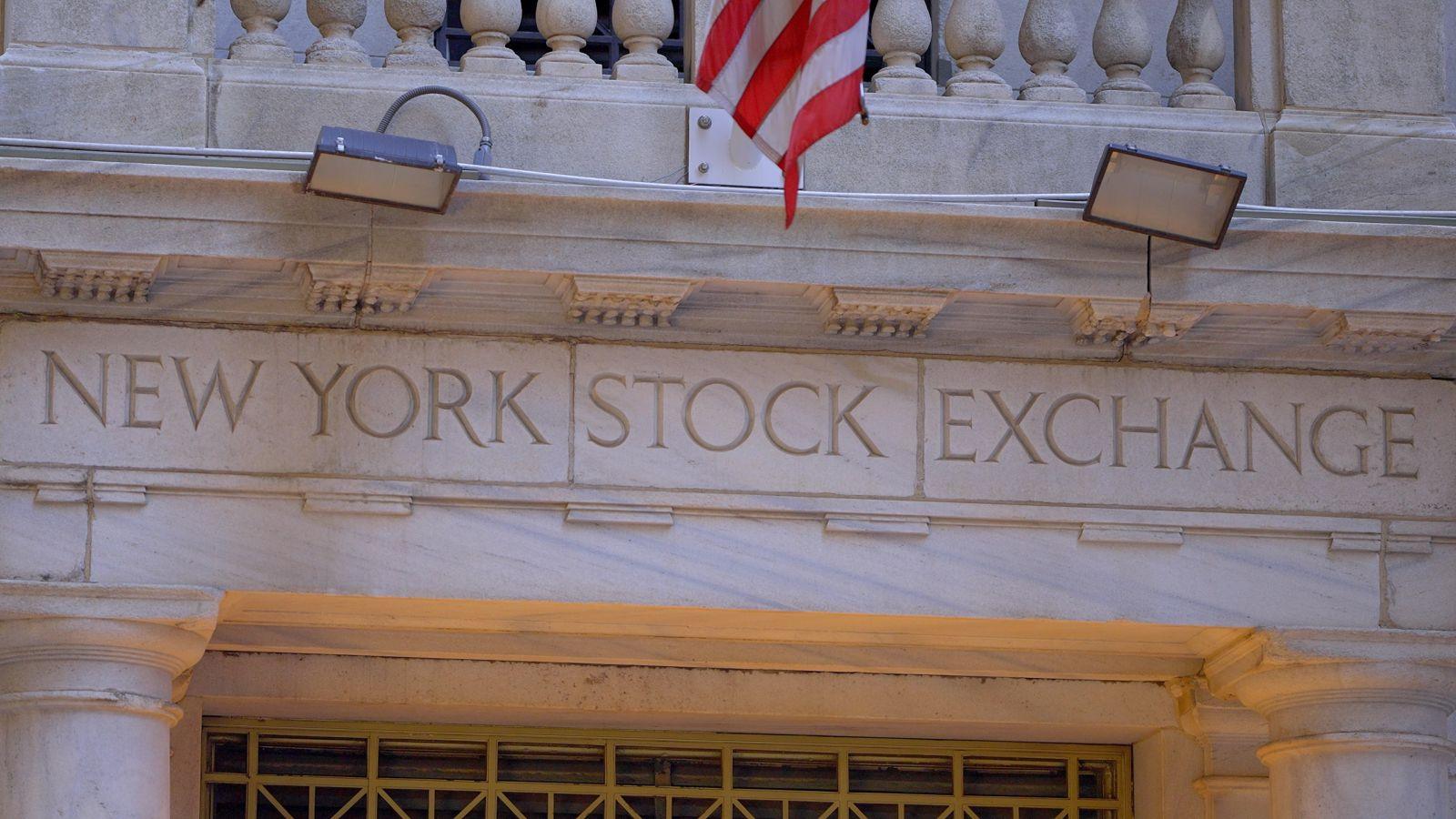 Stocks Settle Mixed as AI Angst Offsets Easing Geopolitical Tensions